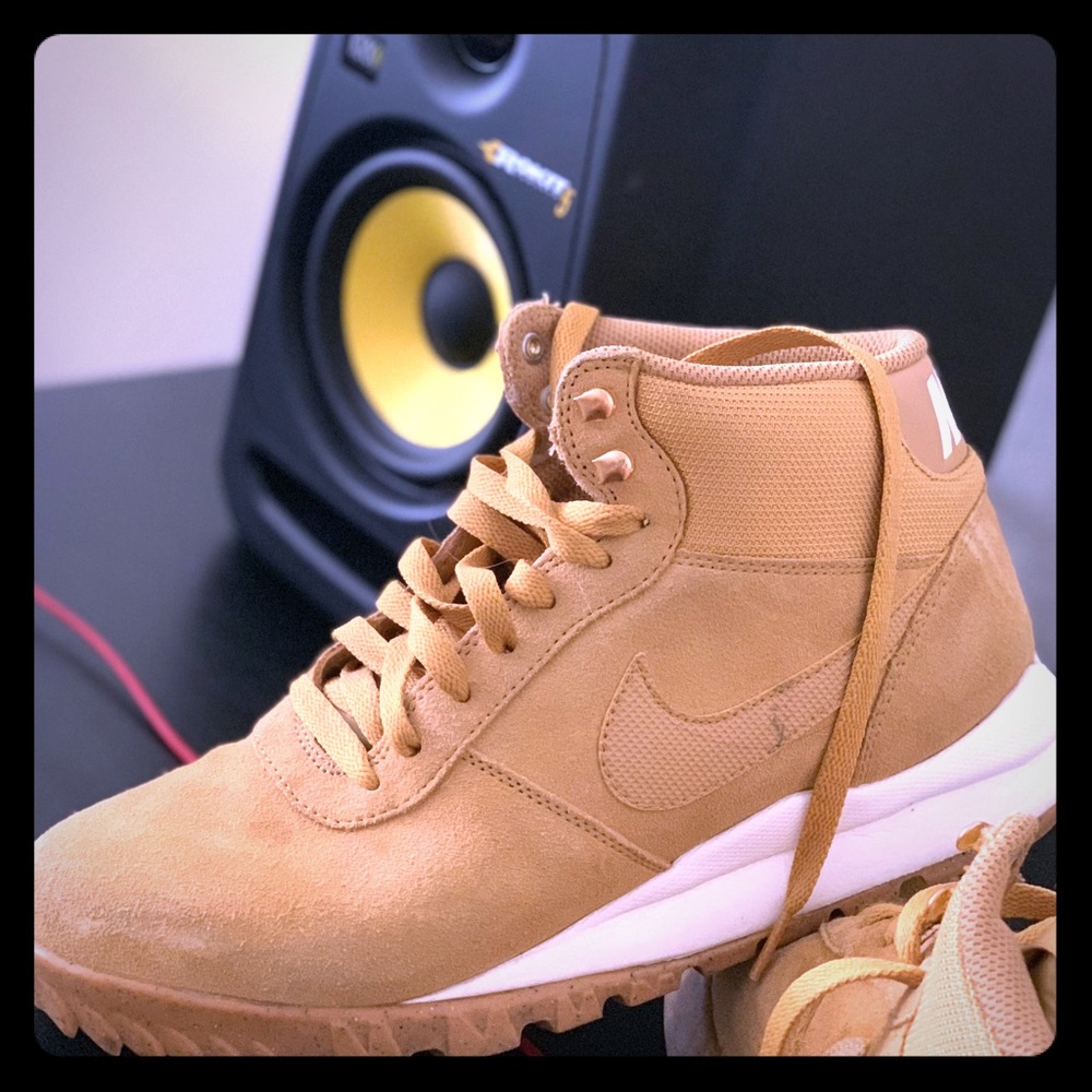 • NIKE’s • 🔥🔥  (SIZE 9)